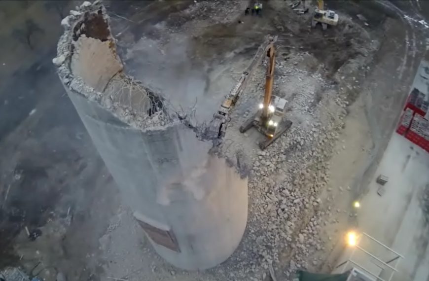 Odstranění 200m železobetonového komína, Považská Bystrica